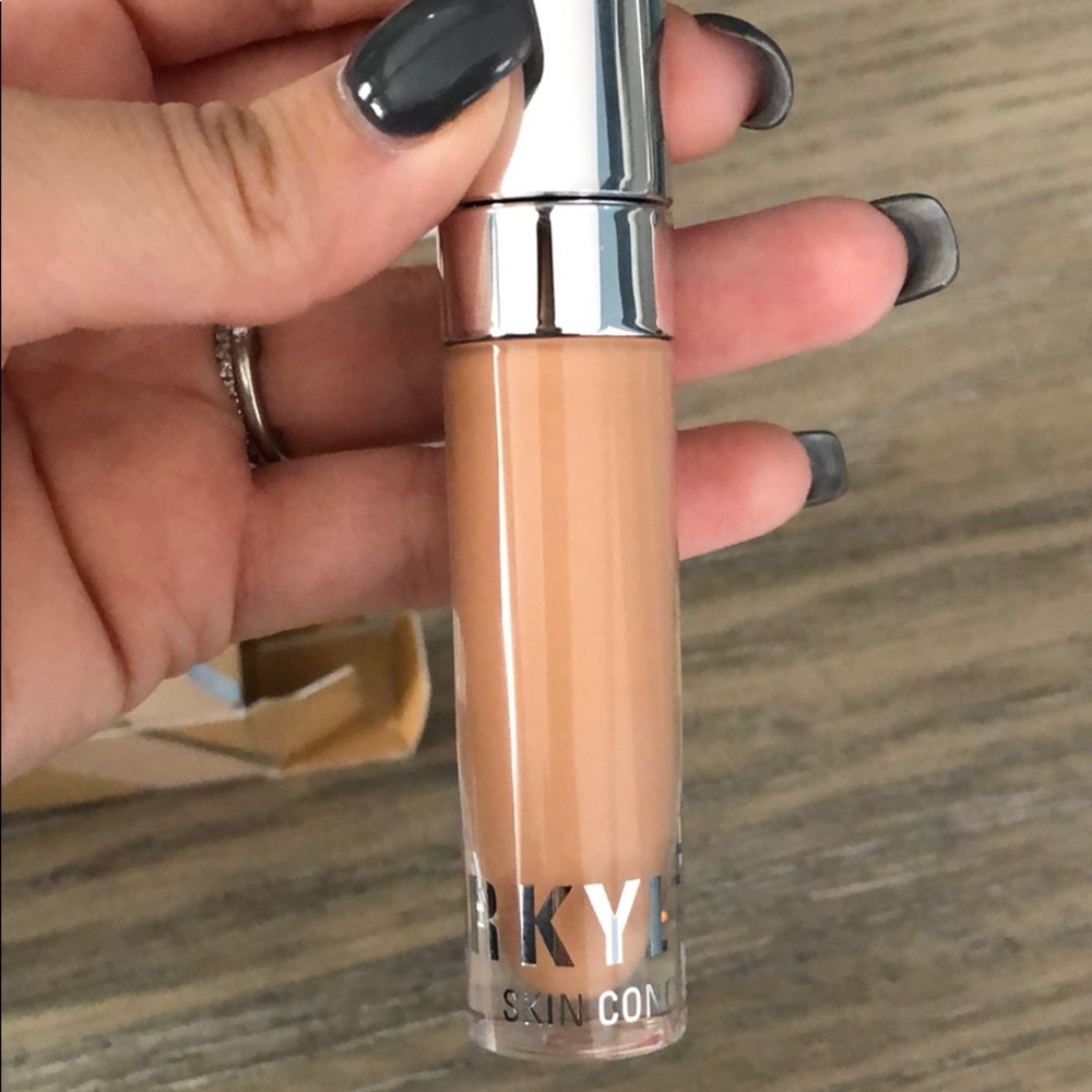 Kylie Jenner Sand Concealer